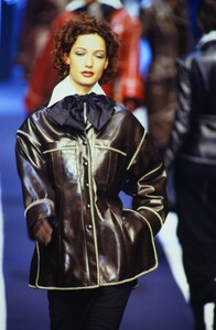 1710717789_karl-lagerfeld-fw-1992(8).thumb.jpg.ce1e720a90453800f3bb26908e252f10.jpg