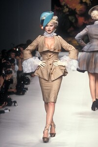 1713437401_VivienneWestwood1995WomenRTW1.thumb.jpg.2e332a236cc2813609ab5c911309c6eb.jpg