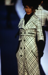 1727817703_karl-lagerfeld-fw-1992(1).thumb.jpg.3cea6f20c2afda59a3cc99c059fe4b03.jpg