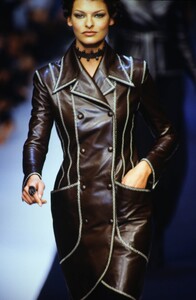 1735530174_karl-lagerfeld-fw-1992(7).thumb.jpg.1bb99b5be6b49d3a7987900073d3b1be.jpg