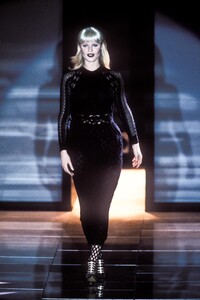 1747125143_Versace1993WomenRTW47.thumb.jpg.f04de7f63b93dc7c557f8aa29404815e.jpg