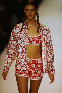 1765016890_anna-sui-spring-1998(4).thumb.jpg.b8a592aa1cb14fa9bb2b685d92e8c662.jpg