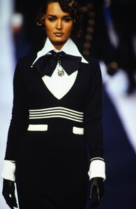 1796006434_karl-lagerfeld-fw-1992(6).thumb.jpg.84aa8776c28d1f6f18eb7cff7dd38954.jpg