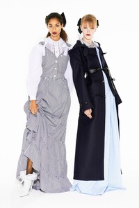 18-Miu-Miu-Pre-Fall-18.thumb.jpg.02984b9fbf4a82307caccf409c4104d2.jpg
