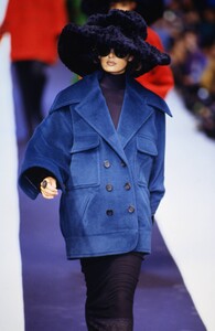 1815054503_karl-lagerfeld-fw-1992(1).thumb.jpg.1b7280fe804146cfe0ab498e77f6c2bc.jpg