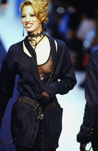 1851172615_karl-lagerfeld-fw-1992(10).thumb.jpg.f0819fc7e3b6f7cd1ee66c6b0434b2b2.jpg