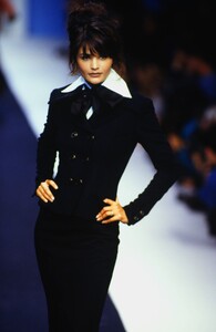 1864940673_karl-lagerfeld-fw-1992(15).thumb.jpg.19bdfdb5798bc87901158eedfb020f2e.jpg