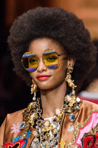 1885401836_DolceGabbanaFall2018DetailsxIoNoVlazoTx.thumb.jpg.0654eb206d33784b2669c7080fd16ba0.jpg