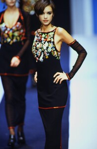 1894277598_karl-lagerfeld-fw-1992(5).thumb.jpg.8af6382ffe60a25233de94f5de38b9d3.jpg