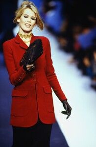 1904431126_karl-lagerfeld-fw-1992(6).thumb.jpg.3f675c27d9385a096799e505892e3208.jpg