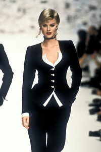 1905001351_EmanuelUngaro1995HauteCouture67.thumb.jpg.cf3d3d6e0949999a9afdbf396bbf5dc9.jpg