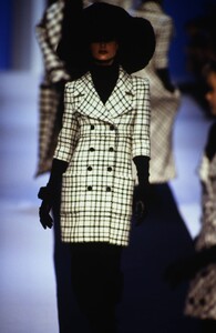 1918612164_karl-lagerfeld-fw-1992(1).thumb.jpg.1a75af4623fa47eab82c9eba0d048f0a.jpg