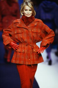 1947708740_karl-lagerfeld-fw-1992(8).thumb.jpg.d1f7c647003c47be424c74dd88cf93a8.jpg