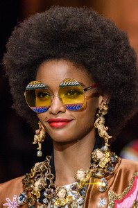 1948773634_DolceGabbanaFall2018DetailskrZOpg1qtstx.thumb.jpg.9cddbc556b8e27743dec740059cc7ed1.jpg