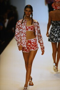 1954847182_anna-sui-spring-1998(6).thumb.jpg.d76ff84841e3ca5af84a65fff62fe8b9.jpg