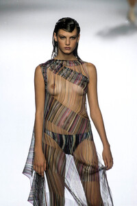 1955048488_Missoni1998WomenRTW12.thumb.jpg.e776b3dec0b5b5528b1c3a944b0fa066.jpg