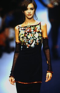 1964964250_karl-lagerfeld-fw-1992(4).thumb.jpg.bae99a0451ed924c9afe0042511de9f1.jpg