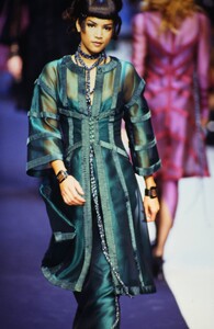 197658557_karl-lagerfeld-fw-1992(12).thumb.jpg.581244e01497f82103871d4714d619c2.jpg