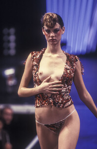 1987336353_AntonioBerardi1998WomenRTW10.thumb.jpg.5fc66eee02dea493ca6ba0392531dd5d.jpg