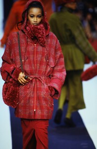 1991846171_karl-lagerfeld-fw-1992(6).thumb.jpg.93cdb66618b1d8c83ffb2b6a7cb15416.jpg