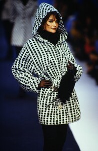 2026641762_karl-lagerfeld-fw-1992(4).thumb.jpg.4db73fb36fda243fa209cb477c95d81a.jpg