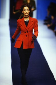 206589942_karl-lagerfeld-fw-1992(6).thumb.jpg.0a29839e129100ea1b654af723638abe.jpg