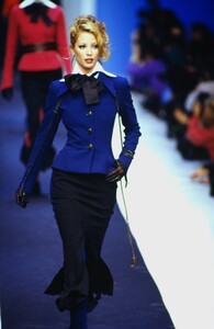 2066023893_karl-lagerfeld-fw-1992(6).thumb.jpg.a0e98024b1eb366ccbad39c1b6ca56a8.jpg