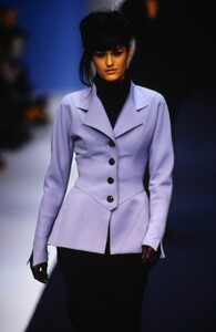 2089877158_karl-lagerfeld-fw-1992(6).thumb.jpg.74fe9b7ea3fc5d08b87c79018c28d350.jpg