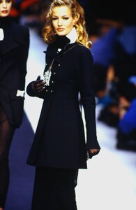 2100202120_karl-lagerfeld-fw-1992(11).thumb.jpg.09ffc75ab5919dc65ef33bf930115ee7.jpg