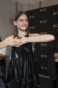 211727286_No.21Spring2019BackstagehdnBSNxsJBrx.thumb.jpg.981cf0f6942b330139dfd1d11dd4a010.jpg