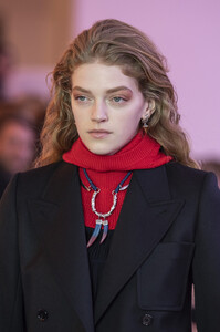 212330909_ChloeFall2019DetailsFRMMmI4I8FBx.thumb.jpg.d8c4d577e7c7de58bb75a4bd9ac2eefd.jpg
