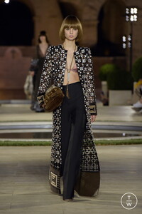 23-fendi-couture-2019-246e78.thumb.jpg.21febfbc88a7ad55282b231e22286a81.jpg