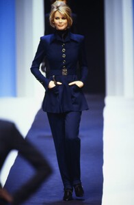 26967156_karl-lagerfeld-fw-1992(2).thumb.jpg.ec97f45989ff61e0893a617baf1bf841.jpg