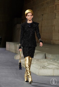 28-the-paris-new-york-2018-19-metiers-d-art-collection-look-28-40a0ff.thumb.jpg.18ae2e72dfe4b72831e4c248196a8c7d.jpg