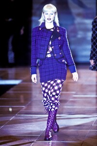 285529777_Versace1993WomenRTW60.thumb.jpg.0afd6082ac1e9d79cc5d241406c1b8d9.jpg