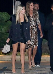 29477218-8409565-The_look_The_model_accessorized_her_leggy_ensemble_with_black_ca-a-21_1591862585107.jpg