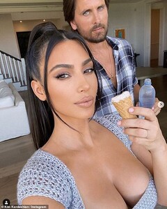 29582754-8418635-Venturing_out_Kim_Kardashian_confessed_Scott_Disick_s_birthday_p-a-59_1592108667408.jpg