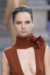 295848429_VictoriaBeckhamSpring2020Details-5hPqxZdy_gx.thumb.jpg.ba6090ee674bb52eca32b05014313aba.jpg