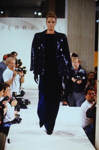 316751114_perry-ellis-fall-1990(6).thumb.jpg.1c21a6e3ffab2802c0a06d4628697a3b.jpg