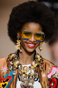 333193056_DolceGabbanaFall2018DetailsOliC17rw9AFx.thumb.jpg.144d7ba46024c8d04b3b7bbf1c2cd6e8.jpg