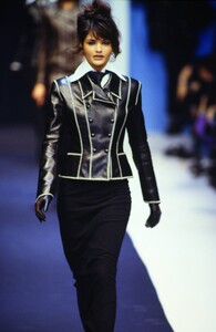 357984831_karl-lagerfeld-fw-1992(9).thumb.jpg.6af43f1f6e24671cf9add433b5c20509.jpg