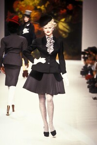 387684824_VivienneWestwood1995WomenRTW130.thumb.jpg.9893f45708138afb7dfb64d88dd764ae.jpg