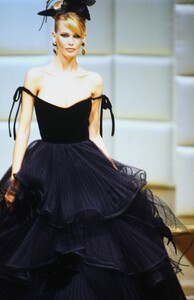 419259935_valentino-hc-fw-1995(21).thumb.jpg.37be65233af5815887fca072ef841a0f.jpg