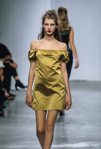 473409132_MiuMiuSpring19987.thumb.jpg.a75d3ec3e6ba105db66519e56907c264.jpg