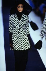 47850752_karl-lagerfeld-fw-1992(9).thumb.jpg.15c765a0da230a3a5efbfeb2a7300d00.jpg