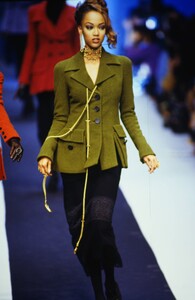 489371401_karl-lagerfeld-fw-1992(4).thumb.jpg.48caefd4ede07bec8a162ad5bbd74974.jpg