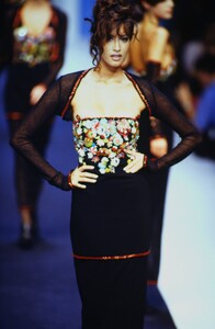 491760962_karl-lagerfeld-fw-1992(8).thumb.jpg.2e2057e105b37fa111f36e28d93d4277.jpg