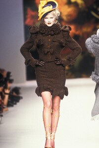 505643021_VivienneWestwood1995WomenRTW114.thumb.jpg.136e6136747c08906bc97e459d564800.jpg