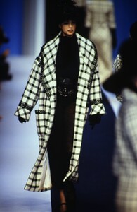 512503304_karl-lagerfeld-fw-1992(5).thumb.jpg.6421b4464a06da1b8a5b3c80a74e96d6.jpg