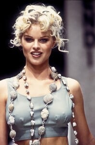 515454002_Fendi1993WomenRTW100.thumb.jpg.c36ba30457660ac8b2de73a0b507a6cd.jpg